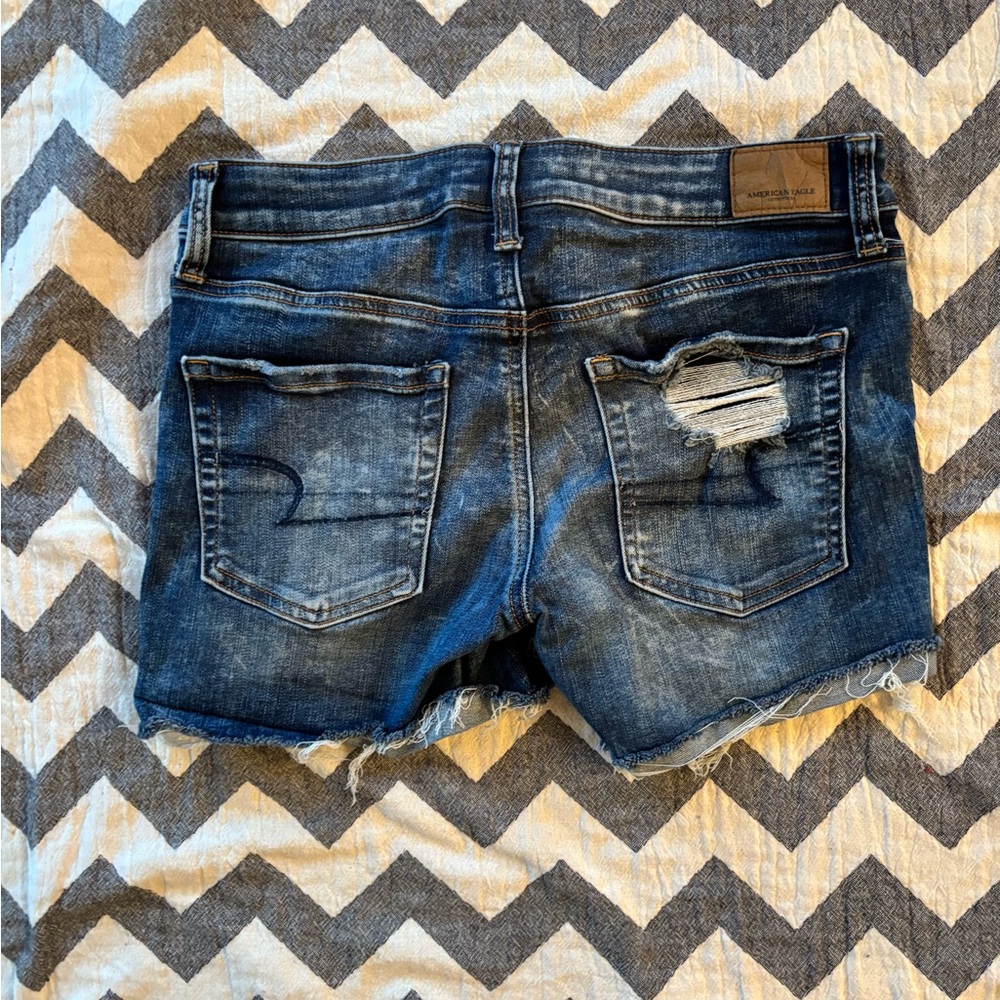American Eagle Women's Distressed Jean Shorts - Dark Blue size 4 (D5526) - Picture 5 of 6